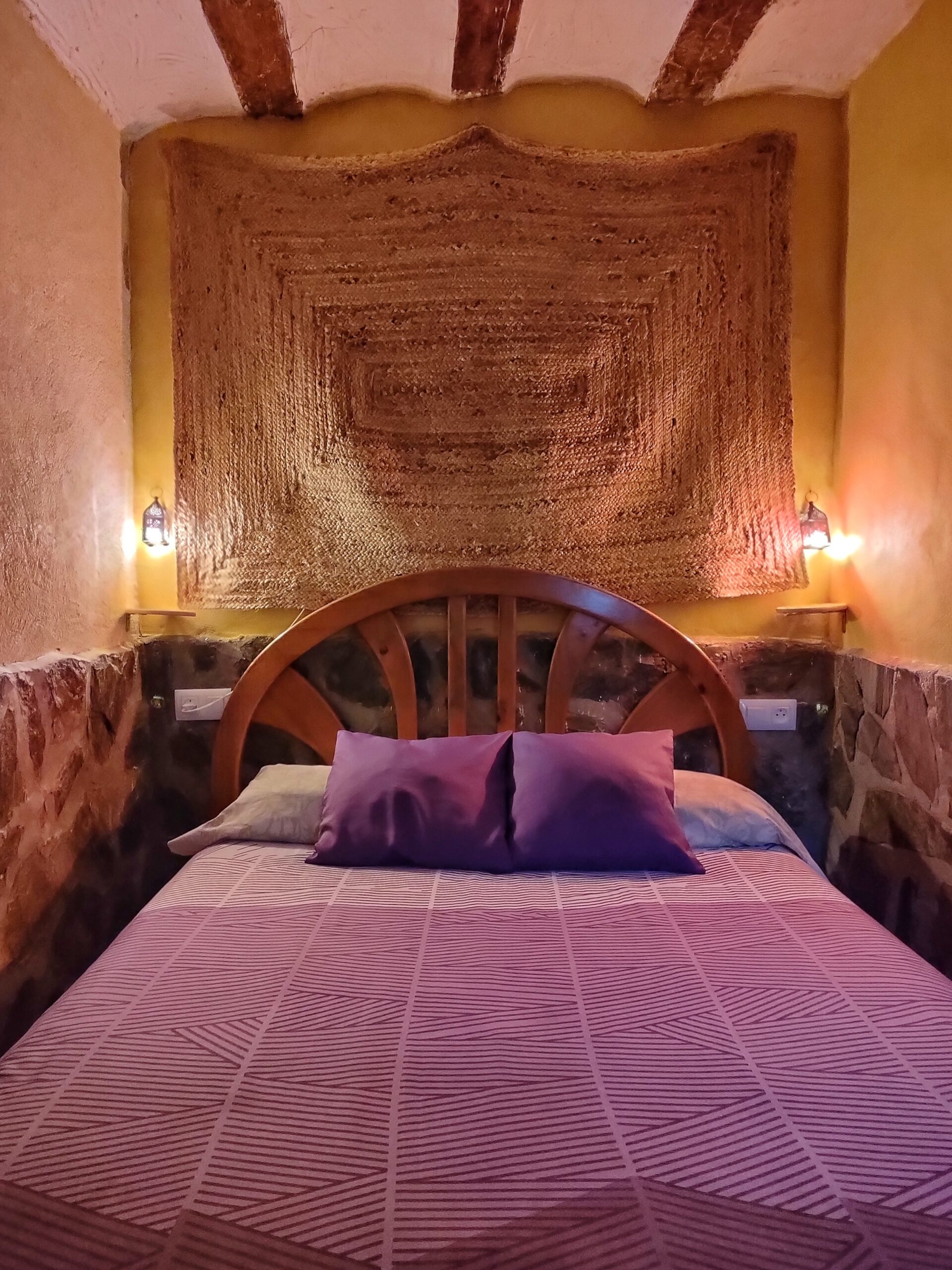 Pequeño dormitorio con cama de matrimonio romántico en nuestra casa rural Paraíso del Júcar