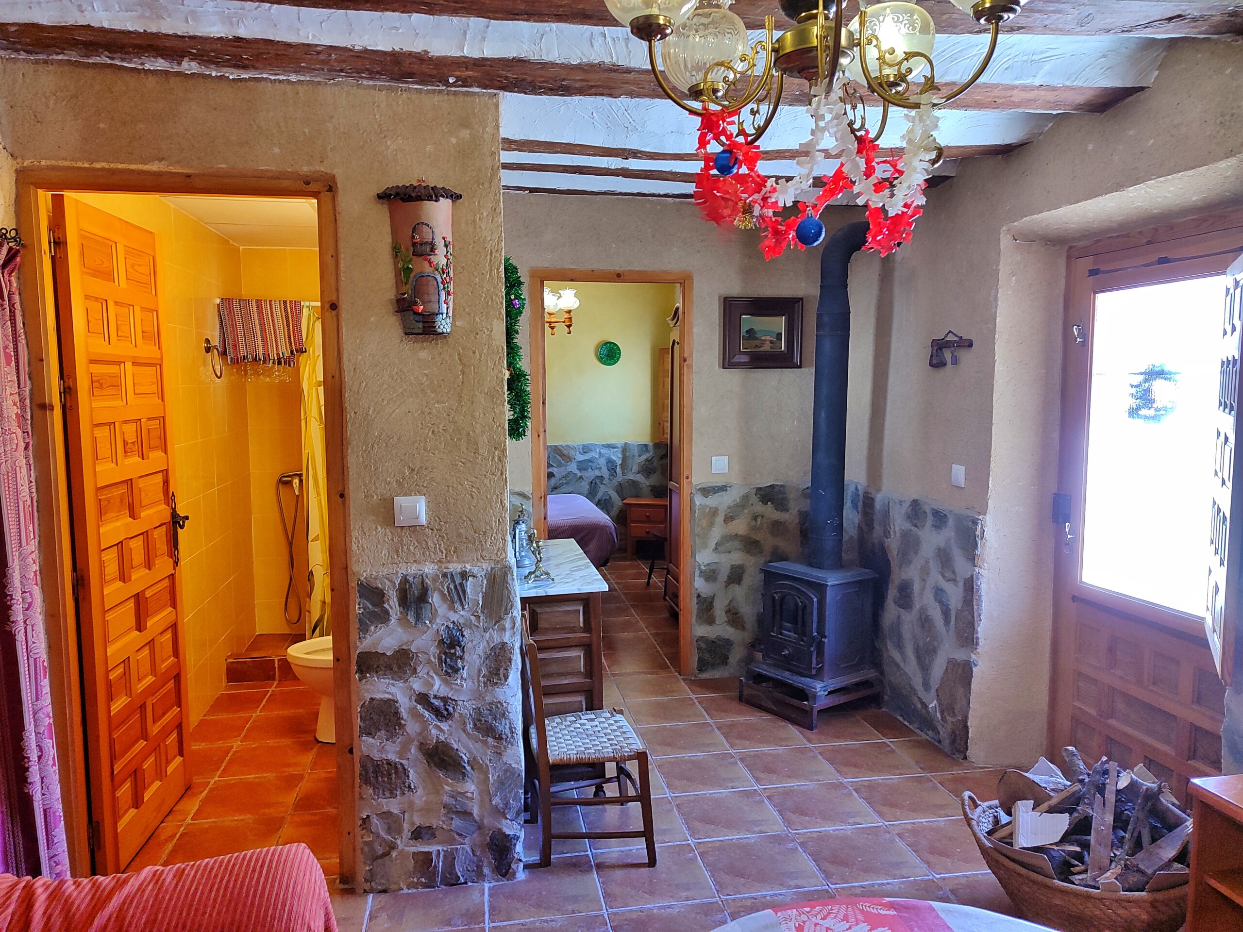 Salón con estufa romantica de leña en apartamento Paraíso del Júcar en Alcalá del Júcar