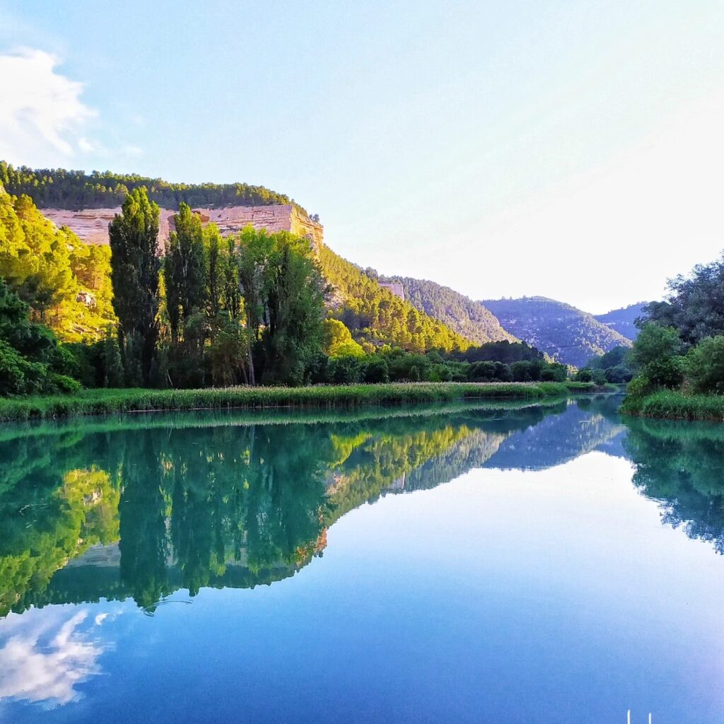 Vista panorámicas del río Júcar desde el puente de la pedanía de Tolosa en Alcalá del Júcar
